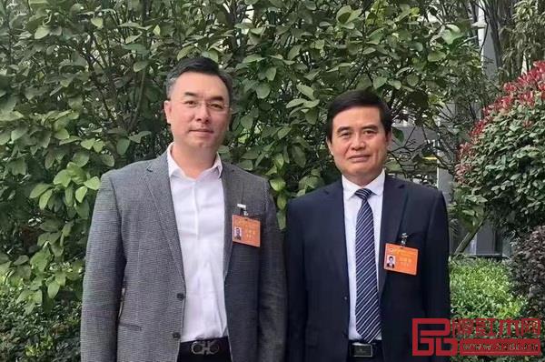 陈淦凡（左）与上届政协主席汤吉银（右）合影留念