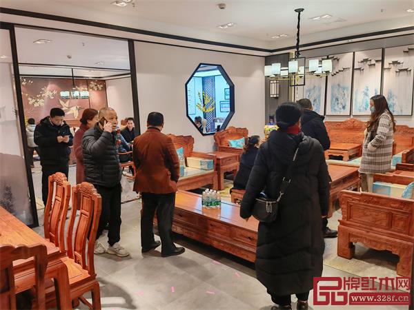 活动现场热闹非凡,引发了一阵阵的抢购热潮 活动现场热闹非凡,引发了一阵阵的抢购热潮