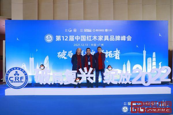 天勤红木董事长周国航(中)与全国工商联第十一届执委、全联民间文物艺术品商会创会会长宋建文(左)以及明清家具专家张辉合影留念 天勤红木董事长周国航(中)与全国工商联第十一届执委、全联民间文物艺术品商会创会会长宋建文(左)以及明清家具专家张辉合影留念