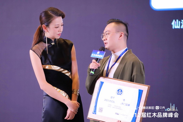 凹凸傳奇總經理唐凱（右）接受廣東廣播電視臺主持人央金（左）采訪