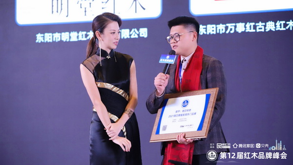 微凹传奇总经理金谷丰颁奖台上接受广东电视台主持人央金采访 微凹传奇总经理金谷丰颁奖台上接受广东电视台主持人央金采访
