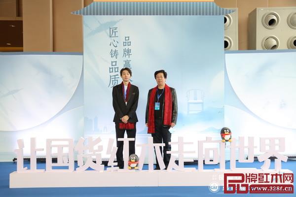 东邦红木总经理陈俊瑾与故宫博物院文保科技部原主任曹静楼先生(上左) 、 深圳家具研发院院长、南京林业大学博士生导师许柏鸣(下右)合影留念 东邦红木总经理陈俊瑾与故宫博物院文保科技部原主任曹静楼先生(上左) 、 深圳家具研发院院长、南京林业大学博士生导师许柏鸣(下右)合影留念