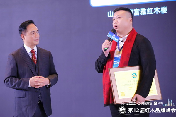 富雅红木楼董事长杨少辉（右）接受中央电视台军事节目主持人唐剑（左）采访
