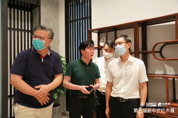 姚华良董事长（左二）为中山市大涌镇镇长李家豪（右一）、全联艺术红木家具专委会执行会长林文华（右二）、中山市红木家具行业协会会长林志洪（左一）介绍良辰轩红木直播间