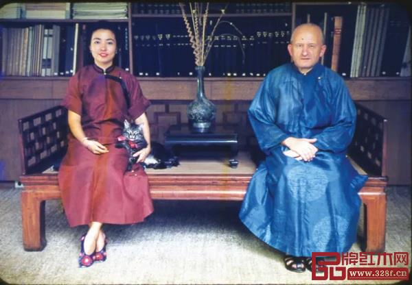 德国人艾克和夫人曾佑和女士坐在罗汉床上 德国人艾克和夫人曾佑和女士坐在罗汉床上