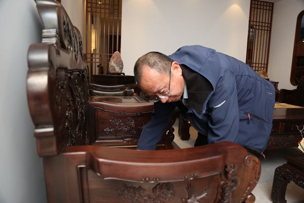 故宫博物院研究员周京南莅临中山红木之都，勉励企业坚持匠心做品牌