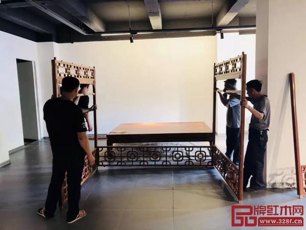 红桥红的工匠师傅们在展厅现场组装这张架子床 红桥红的工匠师傅们在展厅现场组装这张架子床