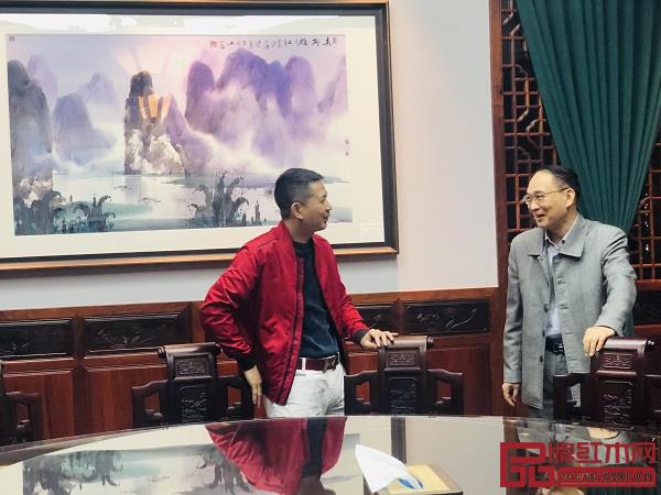 中国家具协会副理事长、红古轩品牌创始人吴赤宇(左)为中山市政协副主席刘志伟(右)介绍红古轩生产经营情况 中国家具协会副理事长、红古轩品牌创始人吴赤宇(左)为中山市政协副主席刘志伟(右)介绍红古轩生产经营情况