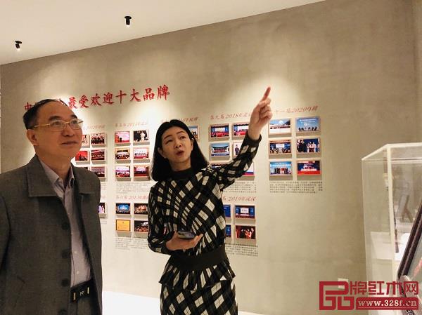 红古轩营销总监杨晶(右)为中山市政协副主席刘志伟(左)介绍红古轩品牌发展历程及文化 红古轩营销总监杨晶(右)为中山市政协副主席刘志伟(左)介绍红古轩品牌发展历程及文化