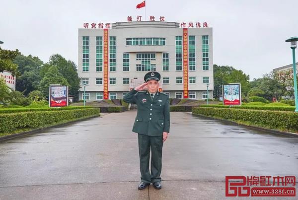 董事长陈田华加入了“金华陆军预备役工兵团”,授上尉军衔,将严格作风带入企业 董事长陈田华加入了“金华陆军预备役工兵团”,授上尉军衔,将严格作风带入企业