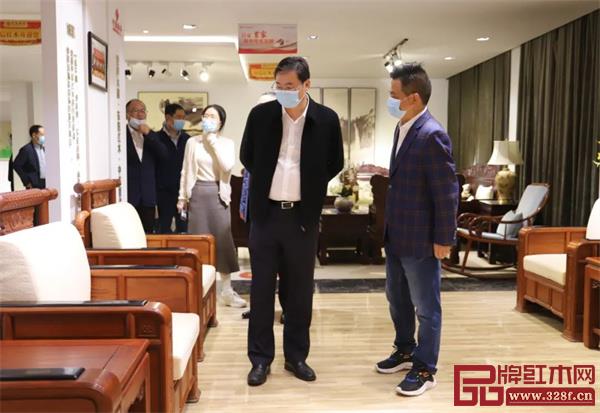 左:东阳市市委书记楼琅坚,右:中信红木董事长李忠信 左:东阳市市委书记楼琅坚,右:中信红木董事长李忠信