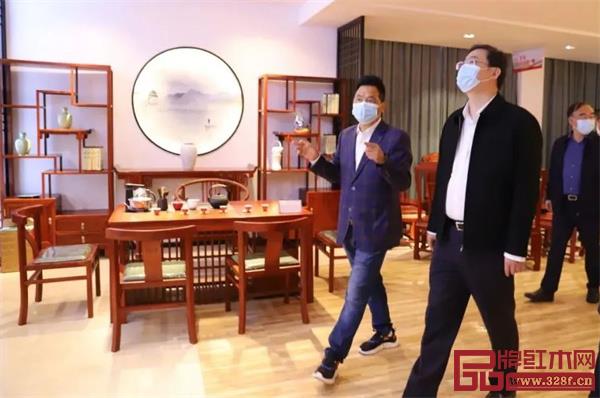 中信红木:市委书记楼琅坚走访,调研企业发展现状 中信红木:市委书记楼琅坚走访,调研企业发展现状