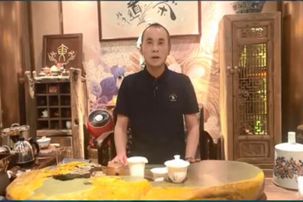 华行红木董事长黄岸峰致敬中国品牌日