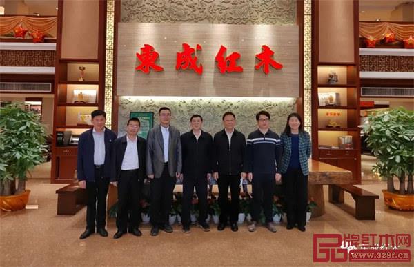 中国家具协会理事长徐祥楠发表讲话