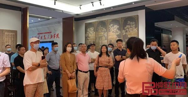 出席活动的嘉宾共同参观好家风家文化生活馆 出席活动的嘉宾共同参观好家风家文化生活馆