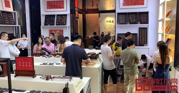 出席活动的嘉宾共同参观好家风家文化生活馆 出席活动的嘉宾共同参观好家风家文化生活馆