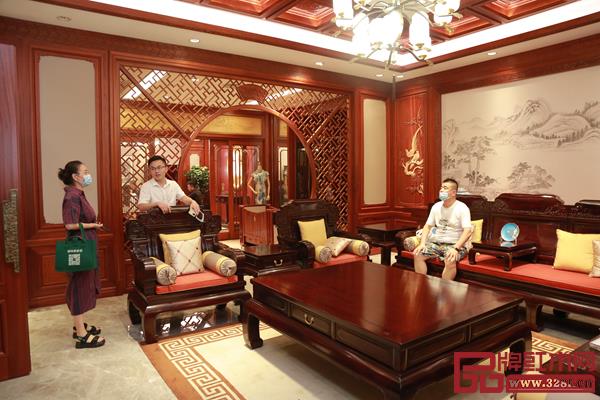 明堂红木全新展厅吸引众多消费者参观.jpg 明堂红木全新展厅吸引众多消费者参观.jpg