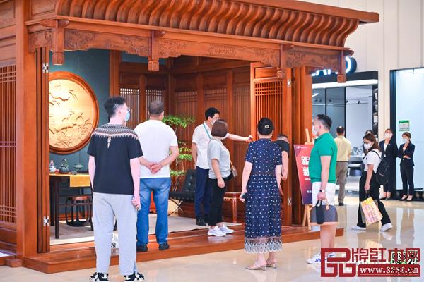 明堂红木全新展厅吸引众多消费者参观.jpg 明堂红木全新展厅吸引众多消费者参观.jpg