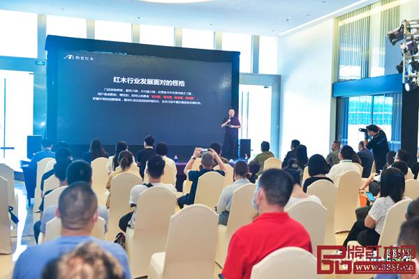 明堂红木创始人、总经理张向荣带来《明堂品牌战略与落地规划》分享.jpg 明堂红木创始人、总经理张向荣带来《明堂品牌战略与落地规划》分享.jpg