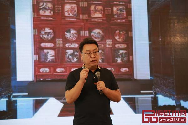 明堂红木文化顾问、北京国博文物鉴定中心外联部主任崔子瑞进行《博物馆里的中式美学》主题分享.jpg 明堂红木文化顾问、北京国博文物鉴定中心外联部主任崔子瑞进行《博物馆里的中式美学》主题分享.jpg