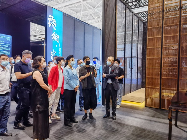 深圳市政协主席林洁、深圳市家协执行会长侯克鹏等领导嘉宾一行莅临祥利红木展位参观 深圳市政协主席林洁、深圳市家协执行会长侯克鹏等领导嘉宾一行莅临祥利红木展位参观