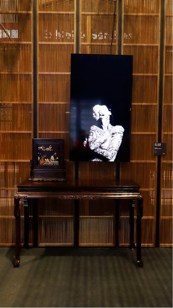 尼亚里唯美的黑白图像与祥利红木典雅奢华的红木家具并置场景 尼亚里唯美的黑白图像与祥利红木典雅奢华的红木家具并置场景