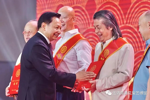伍炳亮获评“中国工艺美术大师”称号