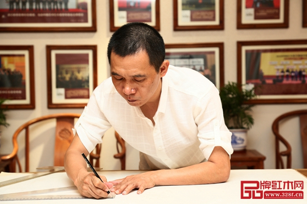 中国传统工艺大师、波记紫檀馆董事长伍建波坚持精益求精的生产标准,只做高端红木家具精品 中国传统工艺大师、波记紫檀馆董事长伍建波坚持精益求精的生产标准,只做高端红木家具精品