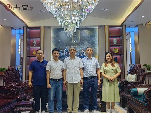 故宫博物院文保科技部原主任曹静楼参观古森红木，点赞匠心精神