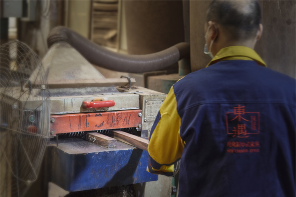 载誉奋进新征程，东遇家居母公司荣获“东阳市木雕红木家具骨干企业”