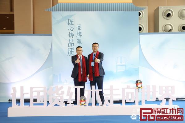 雅宋红木总经理窦琦柳（右）与闲适红木董事总经理石拥军在峰会现场合影