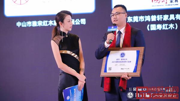 雅宋红木总经理窦琦柳（右）接受广东电视台主持人央金采访