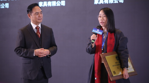 万事红荣获“2021 红木家具十大匠心品牌”，总经理蒋国卿（右）接受中央电视台节目主持人唐剑采访