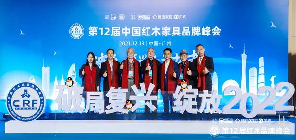 万事红总经理蒋国卿（左一）和华南农业大学教授李凯夫，中央民族大学人体工程学专家苏垣，中国红木家具技术专家曹新民，家居文化资深行业学者王周，全联艺术红木家具专业委员会执行会长、腾讯家居红木、品牌红木总编林伟华合影留念