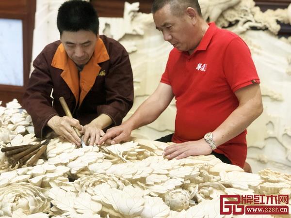  在董事长陈田华（右）的带领下，华厦·大不同用军人特有的严谨态度对待每个生产环节