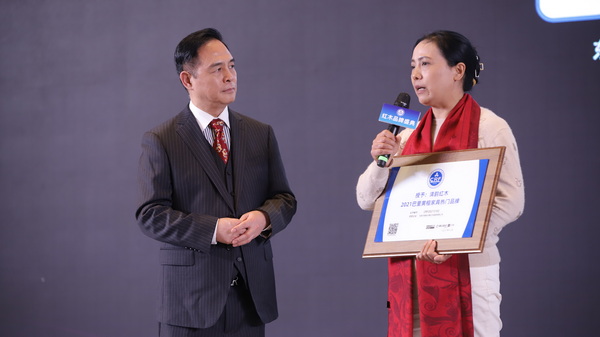 清韵红木副董事长陈梅娟（右）颁奖台上接受中央电视台节目主持人唐剑采访