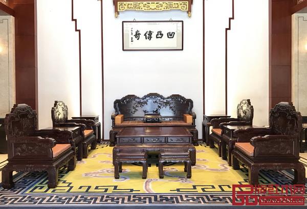  凹凸传奇专注大红酸枝 20 余年，以原创设计和 全红木用料为核心竞争力