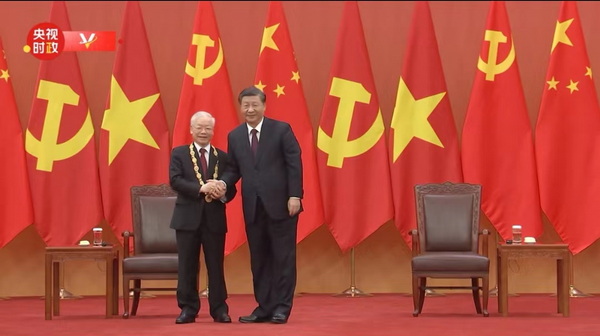 时尚舒适的新经典红木椅子见证了总书记习近平向总书记阮富仲授予中华人民共和国“友谊勋章” 时尚舒适的新经典红木椅子见证了总书记习近平向总书记阮富仲授予中华人民共和国“友谊勋章”