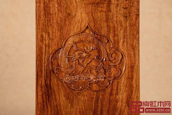 巧夺天工红木圈椅靠背浮雕螭龙捧寿,线条流畅婉转 巧夺天工红木圈椅靠背浮雕螭龙捧寿,线条流畅婉转