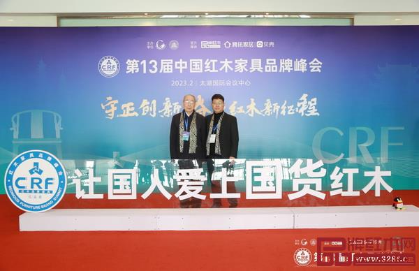 全联艺术红木家具专业委员会专家顾问、中国红木家具技术专家曹新民(左)与鼎顺红木董事长蒋国顺合影 全联艺术红木家具专业委员会专家顾问、中国红木家具技术专家曹新民(左)与鼎顺红木董事长蒋国顺合影