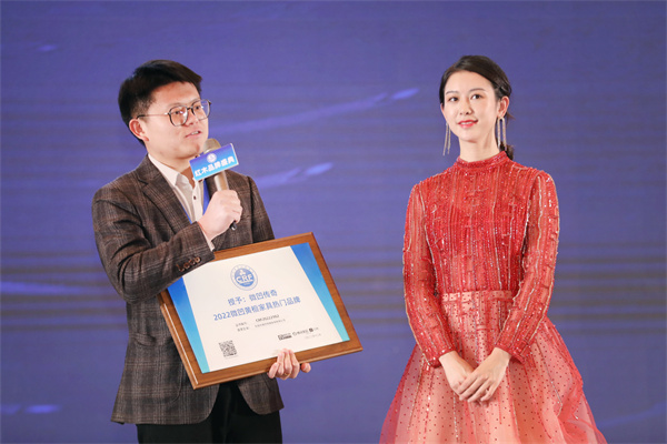 2022“红品奖”红木品牌盛典—微凹传奇总经理金谷丰接受台上采访
