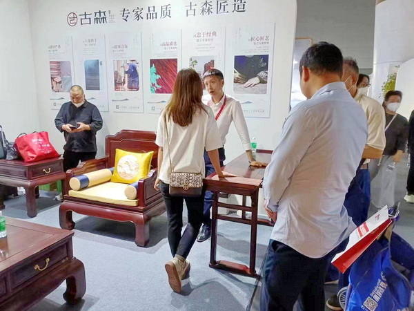 众多经销商、消费者前来展位咨询