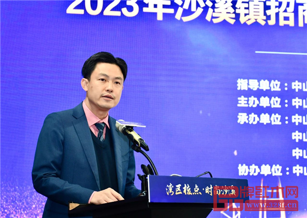 沙溪镇党委副书记、镇长黄景辉主持活动 沙溪镇党委副书记、镇长黄景辉主持活动