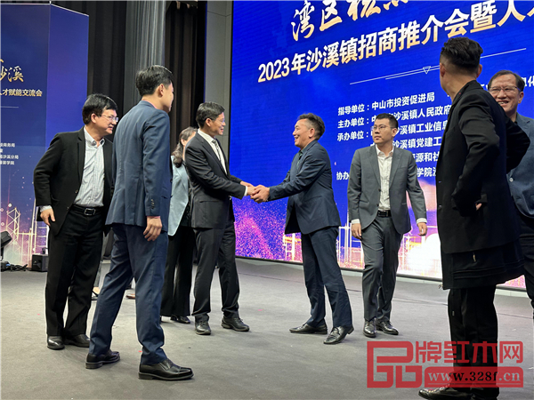 沙溪镇党委书记徐成彬对国方家居项目表示关怀 沙溪镇党委书记徐成彬对国方家居项目表示关怀