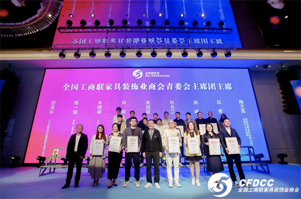 卓木王总裁 杜长江先生(右四)上台接受荣誉奖牌 卓木王总裁 杜长江先生(右四)上台接受荣誉奖牌