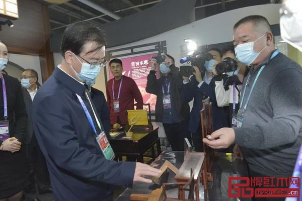 怀古董事长林志权(右)为时任福建省人民政府省长王宁(左)介绍仙游古典家具榫卯制作工艺 怀古董事长林志权(右)为时任福建省人民政府省长王宁(左)介绍仙游古典家具榫卯制作工艺