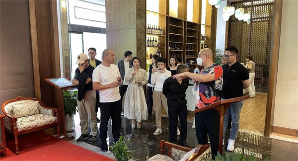 卓木王总裁杜长江陪同创新设计联盟嘉宾参观卓木王中式整装博物馆