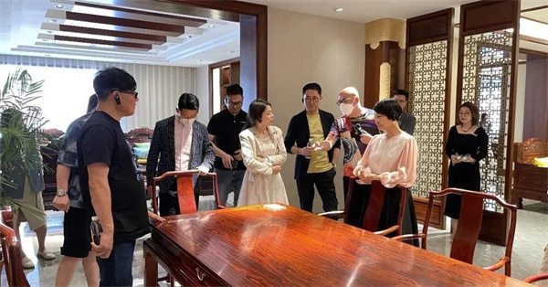 卓木王总裁杜长江带领嘉宾参观了卓木王中式整装博物馆 卓木王总裁杜长江带领嘉宾参观了卓木王中式整装博物馆
