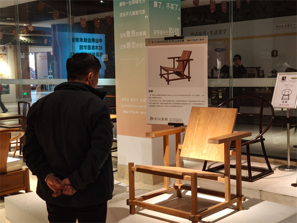 设计展作品吸引大人小孩驻足观看 设计展作品吸引大人小孩驻足观看