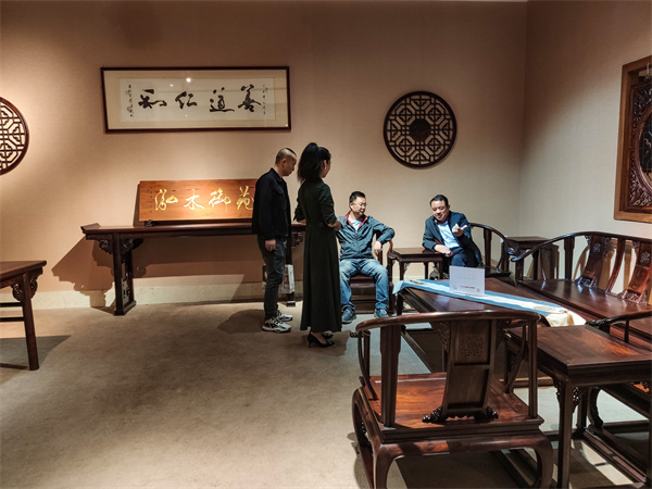 设计展上观众试坐家具 设计展上观众试坐家具